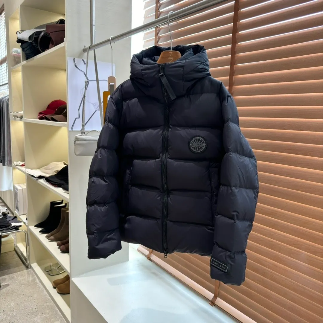 P900 top version Ouyang Nana second generation canad goose black label down jacket is a must-have in the world of goose black label down jacket! The latest designer styles! The goose down jacket has always been a popular element of fashion and is loved by experts from all walks of life! Fashionable hooded cut, high-end customer-supplied fine goose down with high resilience, smooth zipper, strong and firm, pockets on both sides, can store small items, free your hands, no worries about going out, and can also meet the need of putting hands in pockets. "It's a big goose, and it can be used as a group uniform by many celebrities. This down jacket uses a double-layer anti-down lining design, which has strong windproof performance and will be very warm in winter! New standard 90% goose down filling, high fluffiness, windproof hooded design. When walking outdoors, pull the collar to the highest position, put your hands in the pockets and it will be very warm. It can be easily controlled by all body types! Equipped with an elastic snow skirt inside, it is designed to provide better wrapping. The simple and neat style design highlights the masculine temperament. The unbeatable style is classic and never goes out of style. It is warm and practical, and it is versatile! You can enter with your eyes closed!